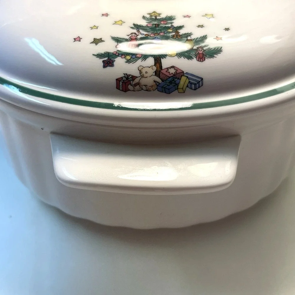 Nikko Christmastime Ovenware Casserole and Lid One &‎ Half Qt